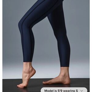Medium navy 7/8 Alo airlfit leggings
